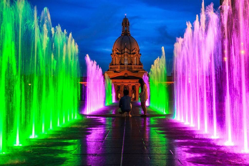 ChitnisVijaya's tweet photo. Water fountain show
#edmonton #legislativebuilding #alberta #Canada #travel #city #nitography #urbanlandscapephotโฆ https://t.co/Lc09LXh836 https://t.co/HRLCbb3OH1