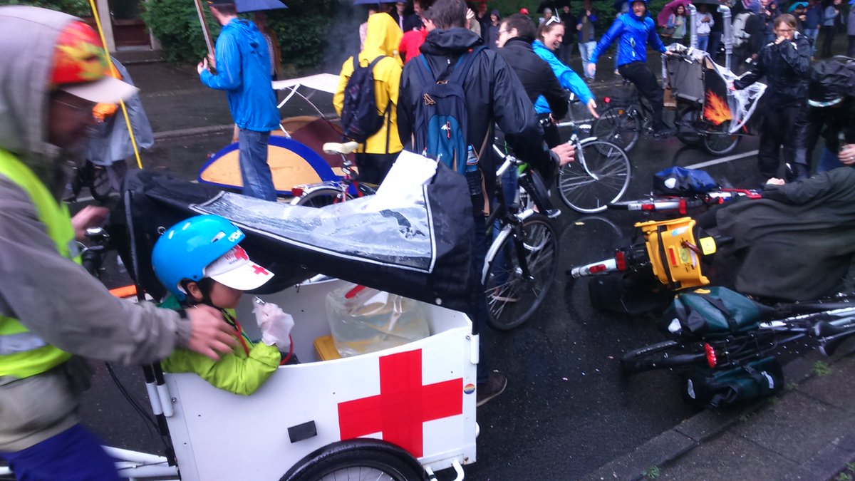 radentscheid's tweet photo. It rained on our parade at Karnival der Kulturen-but we still got theatrical and demonstrated what happens when cyclists and cars mix #kdk17 https://t.co/FVtEeHT1pS