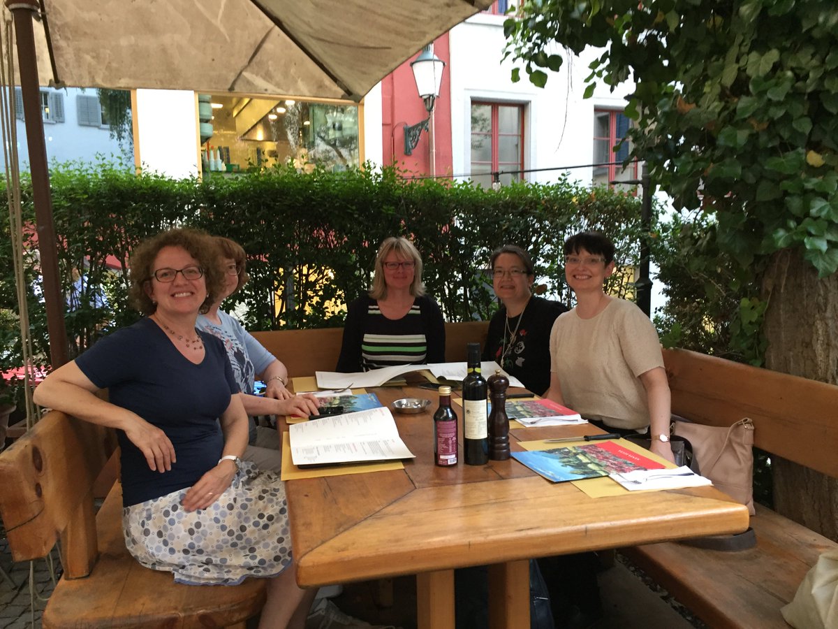 donnainf's tweet photo. Nachtessen und Networking nach einem sehr interaktiven und informativen Referat von Sonja Scheele zu HR, IT und Menschen. Danke, Sonja! https://t.co/dHSrYYnKjg