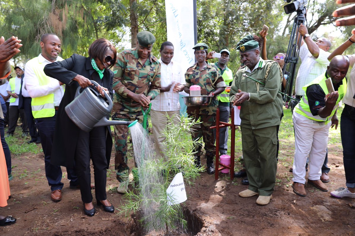 JudiWakhungu's tweet photo. Egerton University hosts #WorldEnvironmentDay2017Ke Thanks 4 your commitment 2 conserve/protect our environment @Environment_Ke @NemaKenya https://t.co/FOUp9Ip4Ev