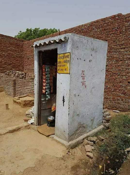 KumarRajwan's tweet photo. शौचालय उपयोग का यह दृश्य ! अब बताइए सरकार क्या करे... https://t.co/91G5Jy5K5k