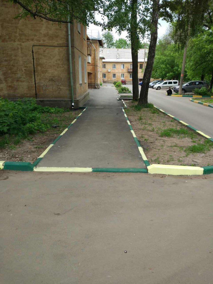 ass_tehnik's tweet photo. Покраска бордюра и вывоз веток. https://t.co/E56LvlTPrO