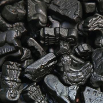 駐日オランダ王国大使館 総領事館 オランダのドロップ Drop は 黒く光っているグミ状の飴 です お菓子なのに主成分は生薬の一つとして漢方薬としても使われるリコリス 甘草 でも このドロップは国民的お菓子としてオランダ人に愛されているのです
