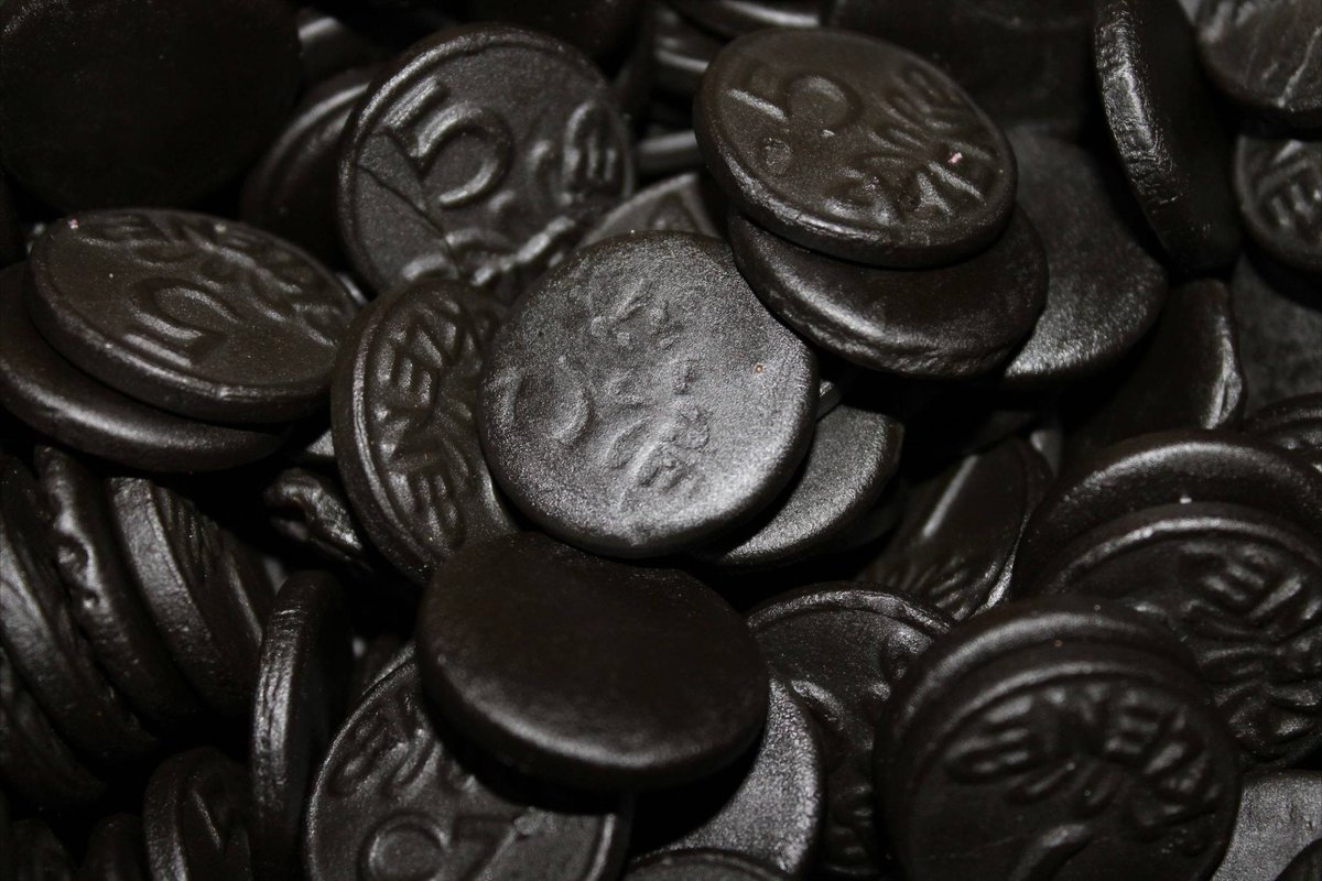 駐日オランダ王国大使館 総領事館 オランダのドロップ Drop は 黒く光っているグミ状の飴 です お菓子なのに主成分は生薬の一つとして漢方薬としても使われるリコリス 甘草 でも このドロップは国民的お菓子としてオランダ人に愛されているのです