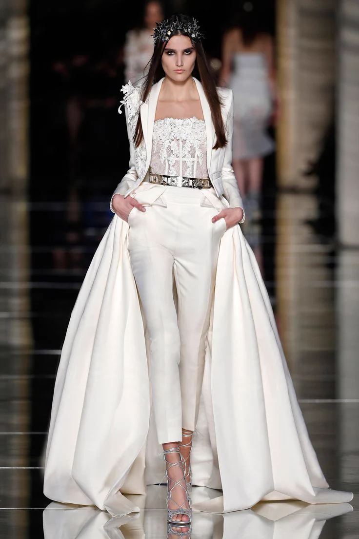 次はこれが流行るかも！？純白のパンツドレス ！