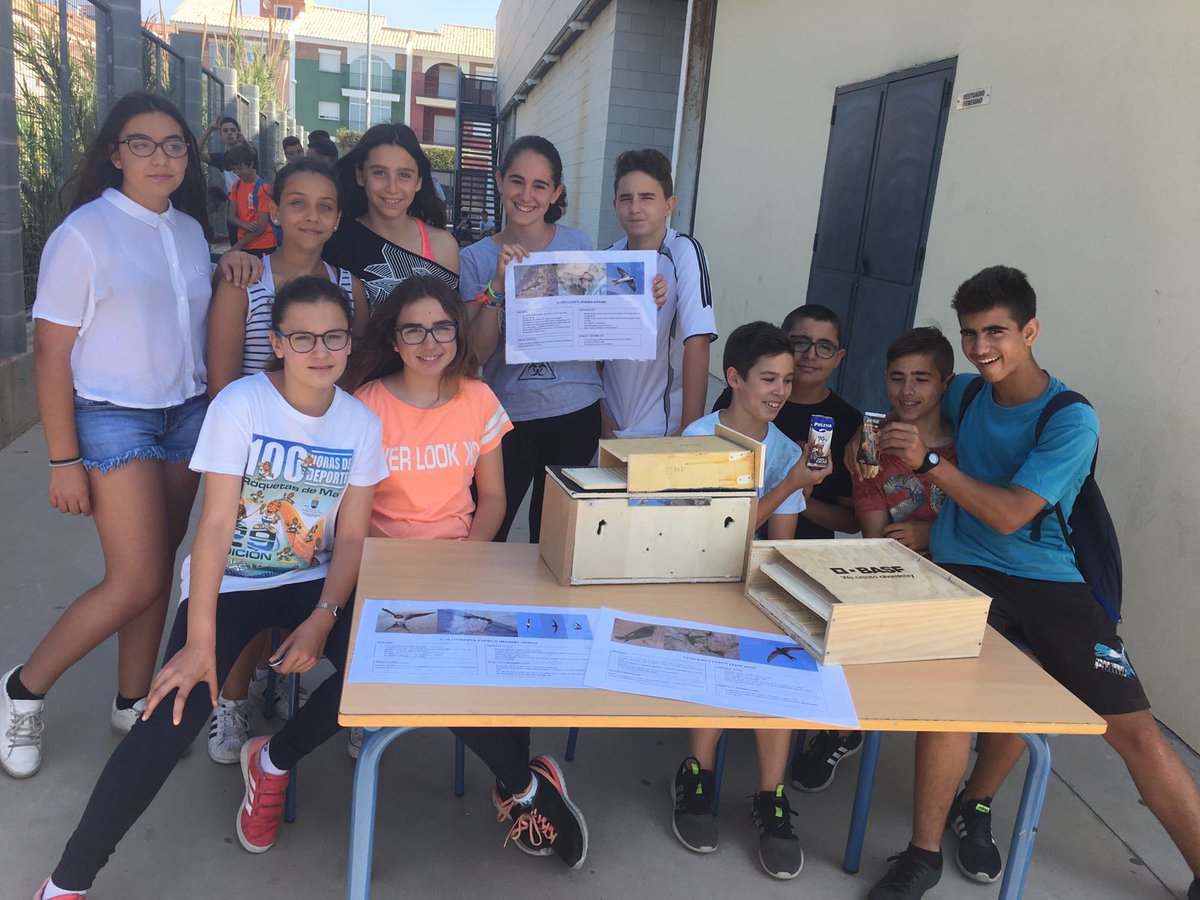 serbalmeria's tweet photo. Los alumnos participantes en el proyecto #EchaaVolar hacen difusión interna de lo que han aprendido @FDescubre #Andalucíamejorconciencia https://t.co/B9eXB3fxFz