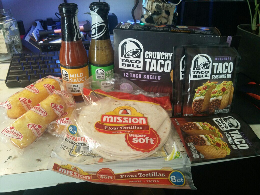 JessiKyaaa's tweet photo. American friends woo <3 the mail battered the box but the content survived :D thankfully! funfun TACOS SOON! <3 https://t.co/b6bUwUk7va