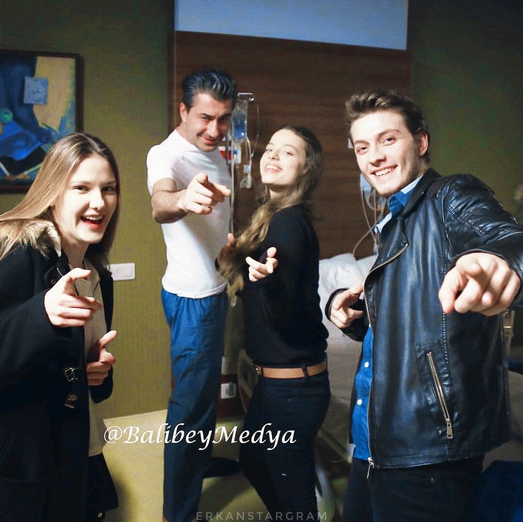 kralEparamparca's tweet photo. Baba ve cocukları #TekKral #ErkanPetekkaya #BurakTozkoparan #LeylaTanlar #AlinaBoz  #Balibey #kralEparamparca https://t.co/pDiN1LnDC2