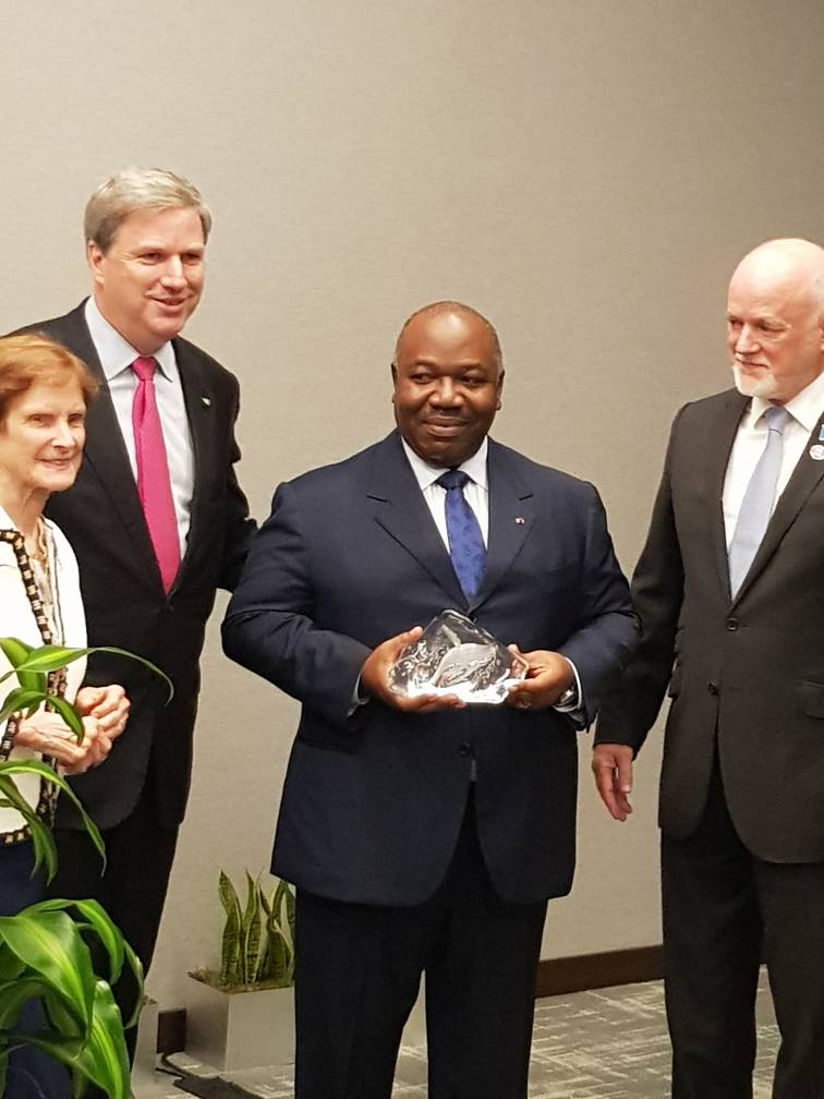 RomaricMbama's tweet photo. #Gabon @PresidentABO Merci pour ce prix c est le Gabon qui gagne  #PrixTheodore Roosevelt!we Are Gabon 💚💛💙 https://t.co/HrOxquEEKG