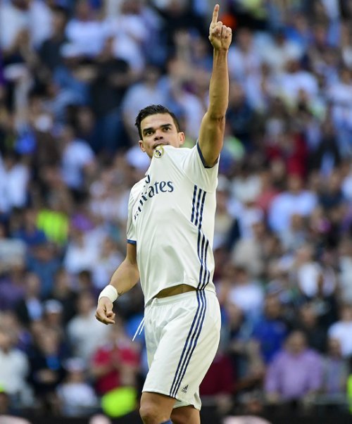 RMadridLoves's tweet image. Si fuiste del Real Madrid, siempre seras del Real Madrid. #GraciasPepe.