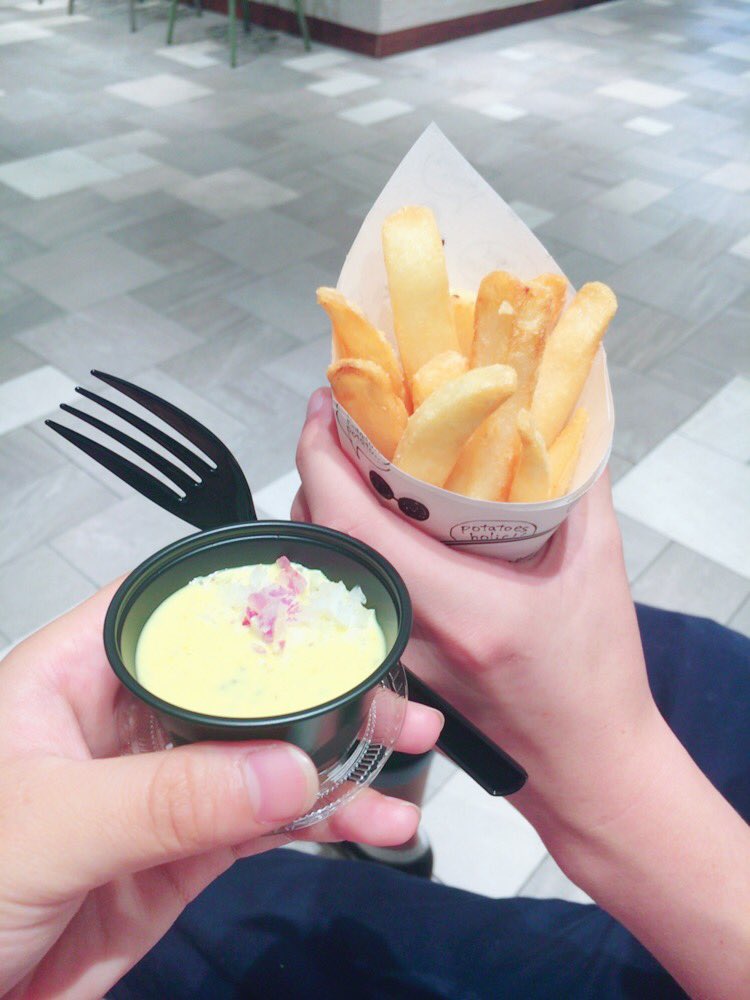 tenorsaxphonelo's tweet photo. やっと行けた!Pommes Prost!
めっっっちゃ美味しかった😋
#PommesProst https://t.co/R0zrkGLDxq