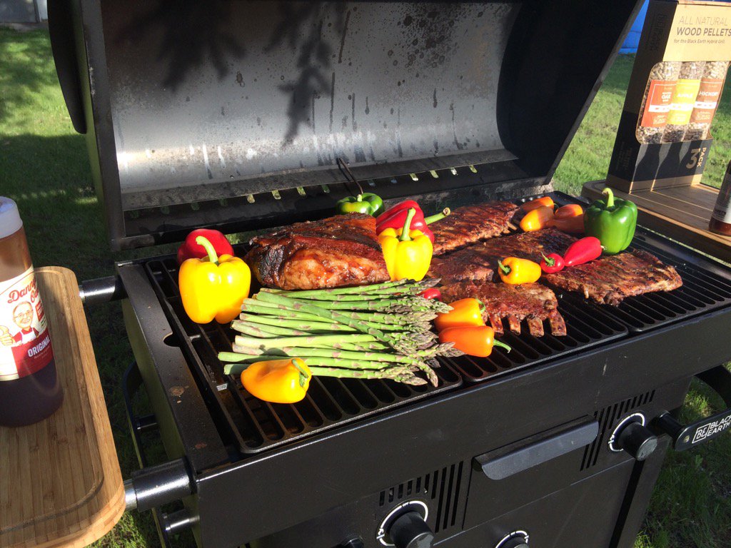 RachelLagacectv's tweet photo. BBQ in style @CTVMorningWPG @BBQDannys @shelzolkewich #myjobistough https://t.co/ewUE8Cy55u