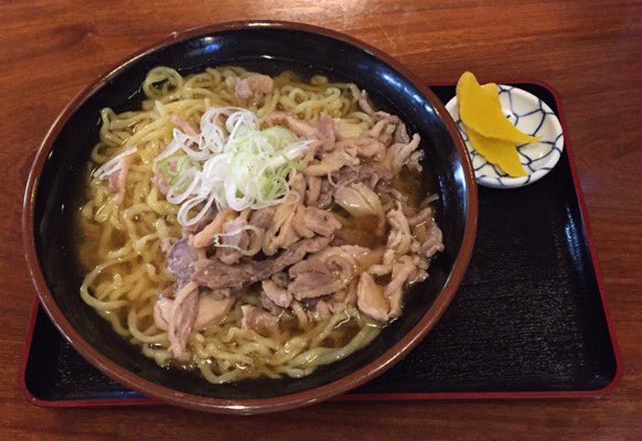 Yoshiro Yamamoto 山形県東根市の そば 処 神楽 さんに初めてお邪魔した 11時半で19台分の駐車場は満車 3組ほどが待っていた 1人なのでカウンターへすぐに座れた 後からも続々とお客が来る 冷たい 肉そば をいただいた 鶏肉は硬軟楽しめてスープは
