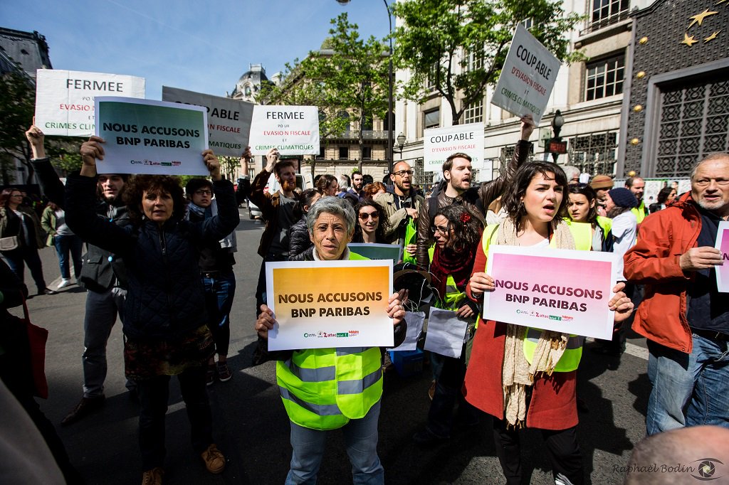 foeeurope's tweet photo. Standing with @Florent_COMPAIN - @amisdelaterre president who stood up to #BNP. #BNPcoupable #FaucheursDeChaises https://t.co/fgzUBGFOW5 https://t.co/La58EWyCdt