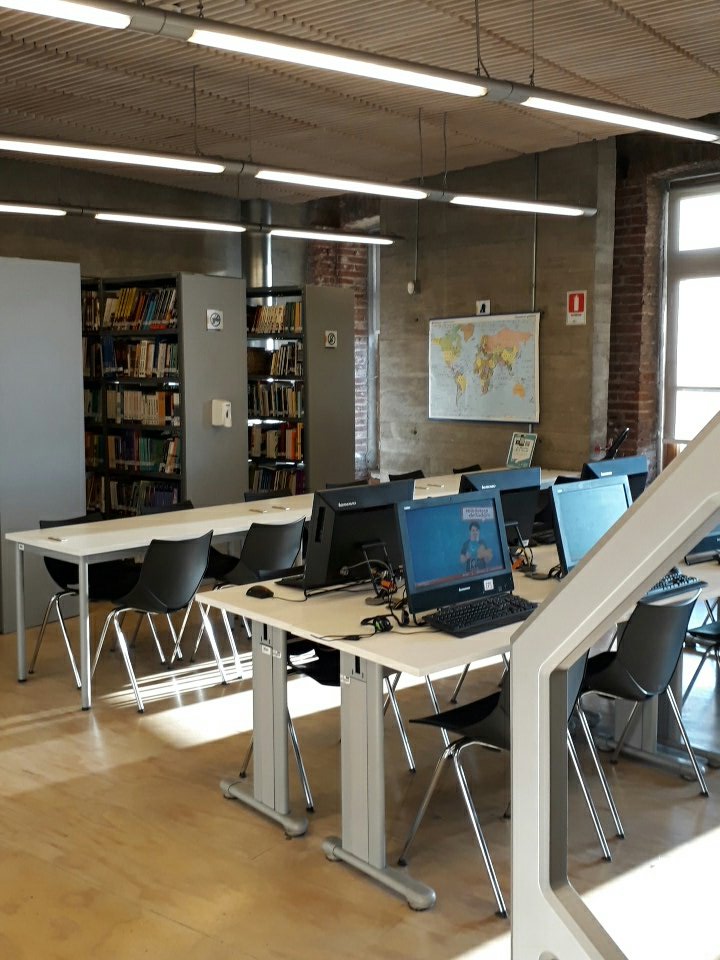 Kevalenzuelagon's tweet photo. Librery is empty #edificiocausiño #GDSandinternet https://t.co/PLY6Rpi8Qh