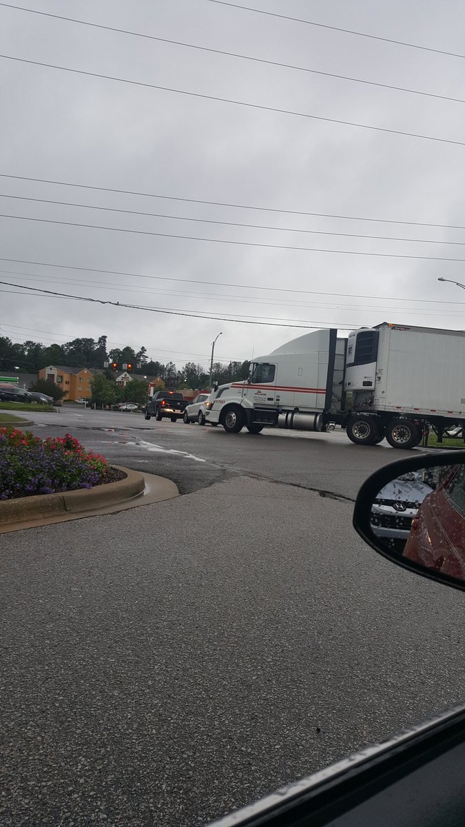 HntrJmper's tweet photo. @ihate280 shout out to this ass hat for blocking the intersection and turn lane.  Back up lasted 2 light cycles. 😠 https://t.co/XXdZ2MEj4Z