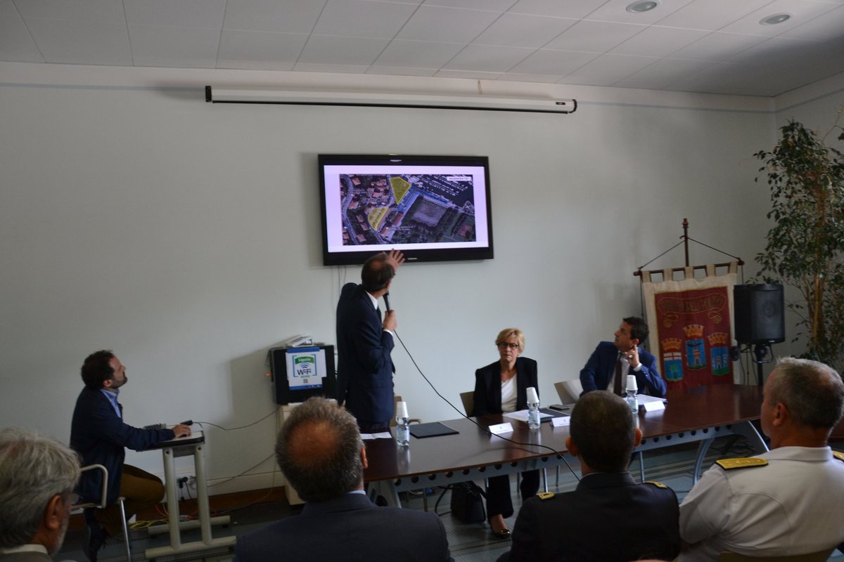 MinisteroDifesa's tweet photo. Presentato contratto tra @ComuneSpezia @Difesa_Servizi  per utilizzo area di base #MarinaMilitare a Porta Marola per esigenze spazi pubblici https://t.co/hqXsP1W6y6