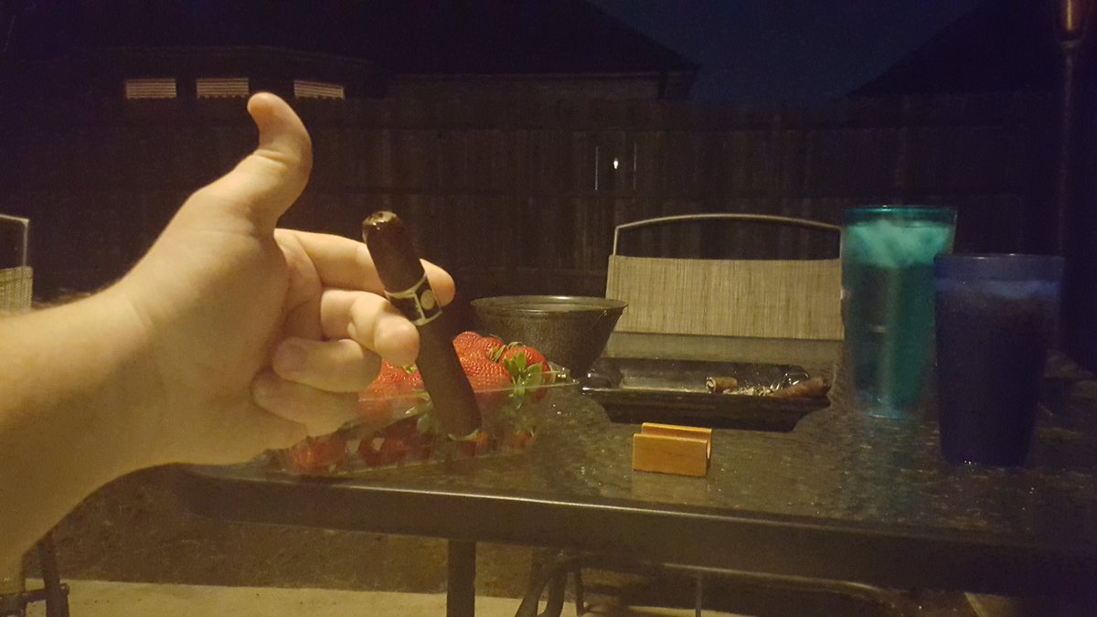 SmokeAStogie (@smokewithbolt) on Twitter photo 