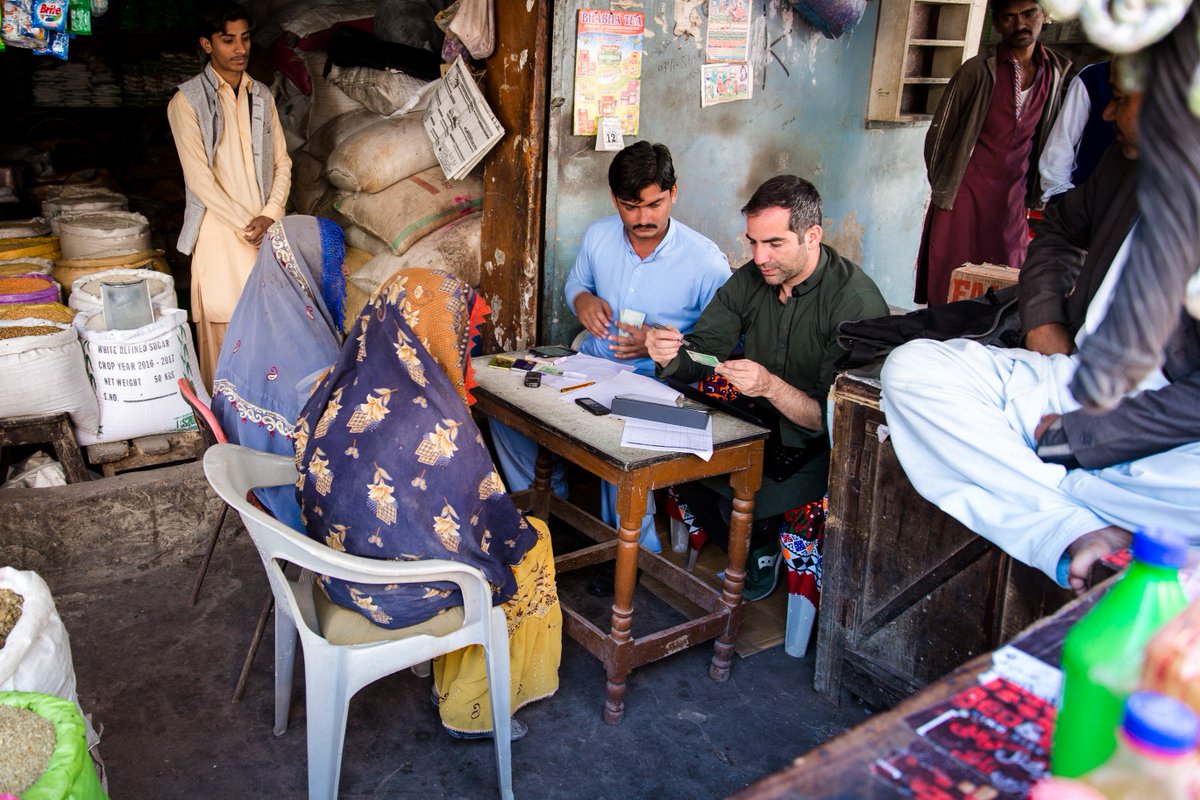 WFPInnovation's tweet photo. "10,000 refugees are now able to pay for their food by means of entitlements recorded on a #blockchain system" 👀 https://t.co/iMoZb8Auly https://t.co/j98nqsHieh