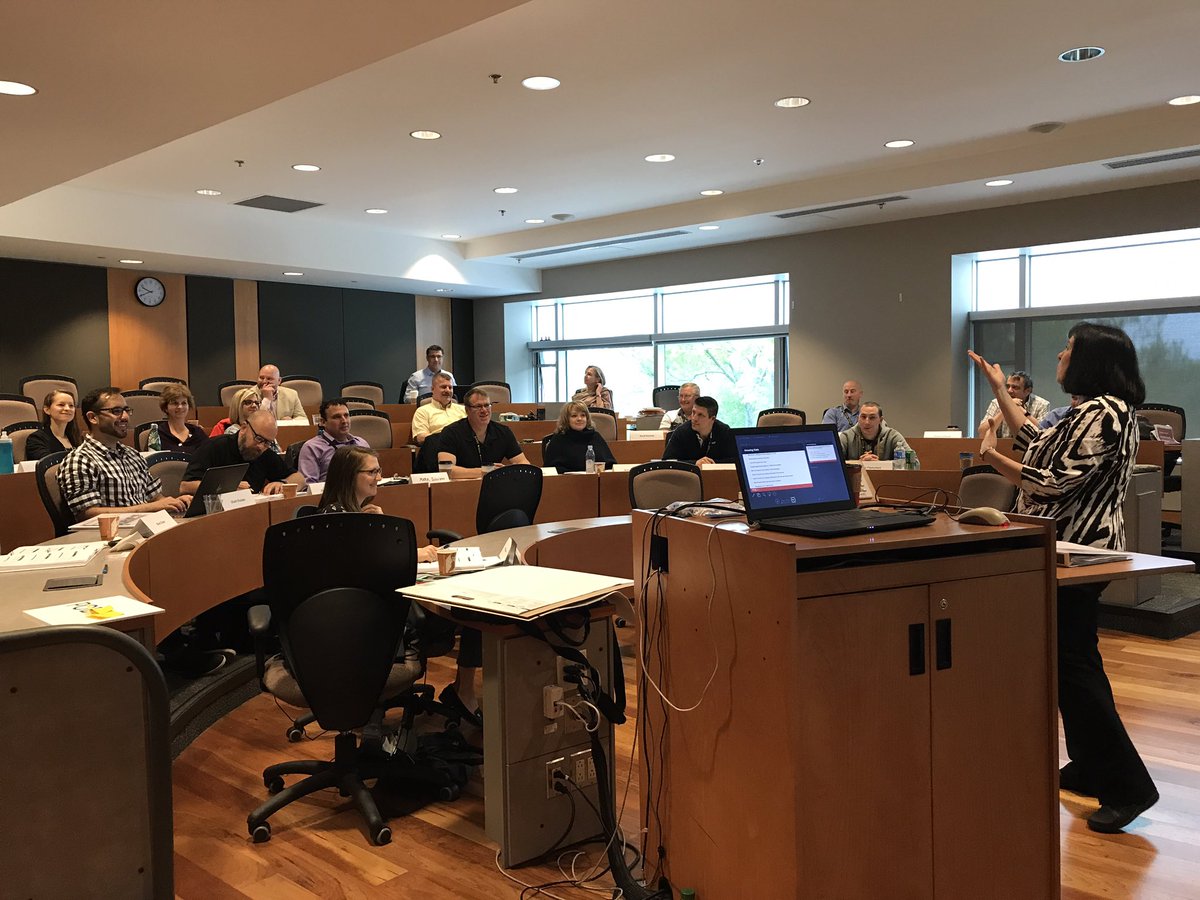 EnactusDAL's tweet photo. Paulette Skerrett shares with us the number one secret to marketing: knowing your target market #POEatDAL #LaunchDal @POEmilitary https://t.co/Shz1kO5JpW