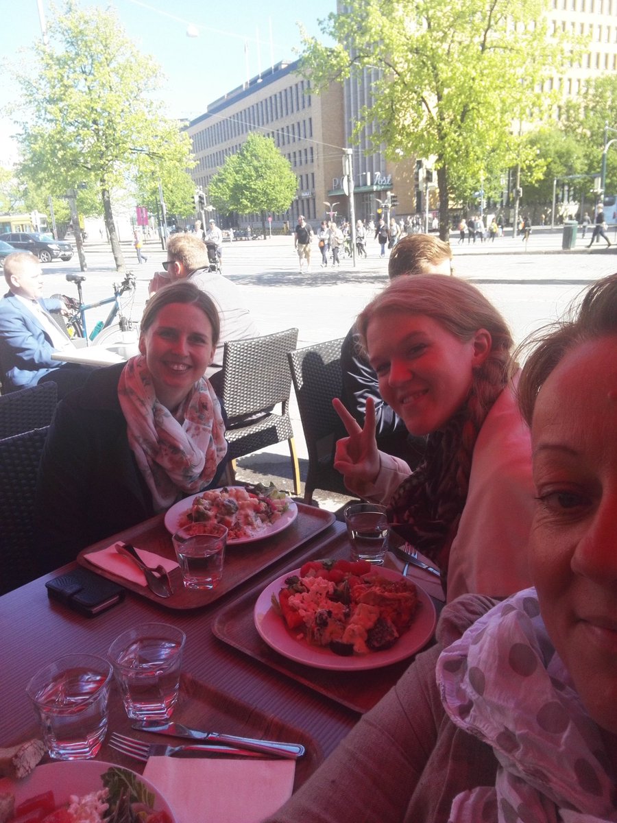 LeenaHakkinen's tweet photo. Tänään #lounas #auringossa #nordea #innovaatiotiimi n #nordeasunlunch @timonmi @jennaheli @lasipalatsi https://t.co/mLyikBAl27