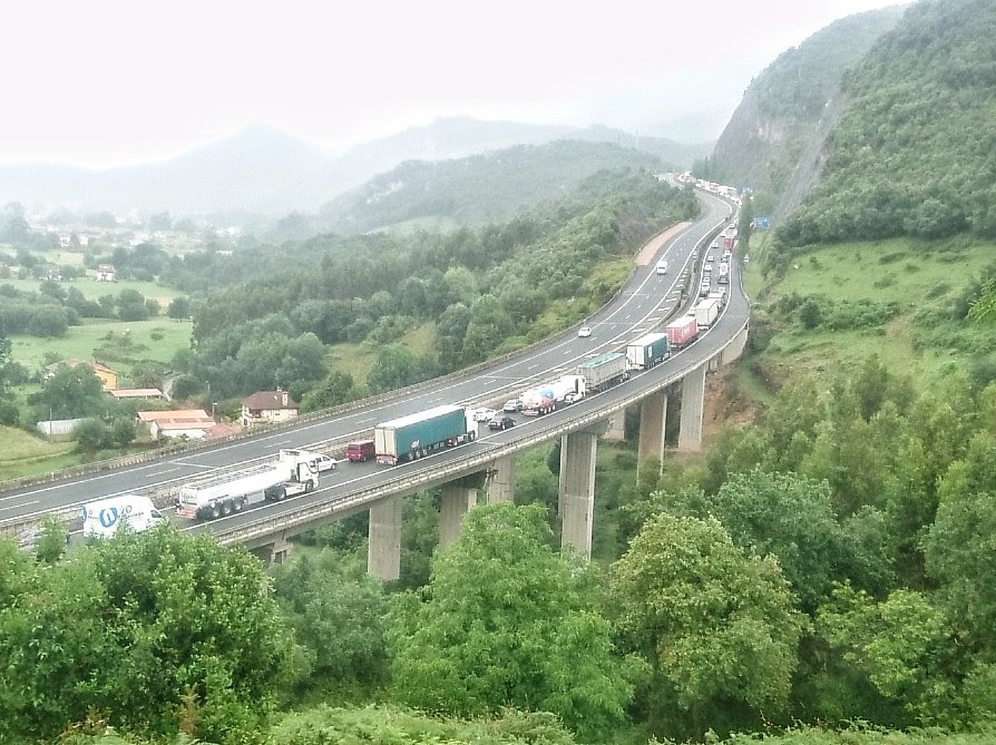 quepasalin's tweet photo. Parados #A8 sentido #bilbao
#liendo 
#valledeLiendo https://t.co/OCpo8pT3L3