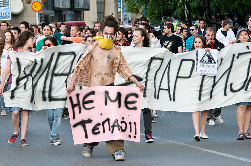 В скопско негде , 
на некој плочник , 
кај вмро в пир,
славеше в лете , 
- убија дете. 06.06.2011 , Мартин Н.