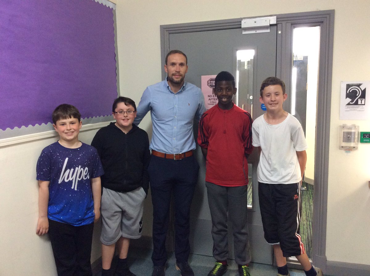 P7Room14's tweet photo. Special guest at our #Northsound500Faces fundraiser @Russell4nderson Thank you for our shirt and all the support, you made our day! https://t.co/9CSUIIF3ff