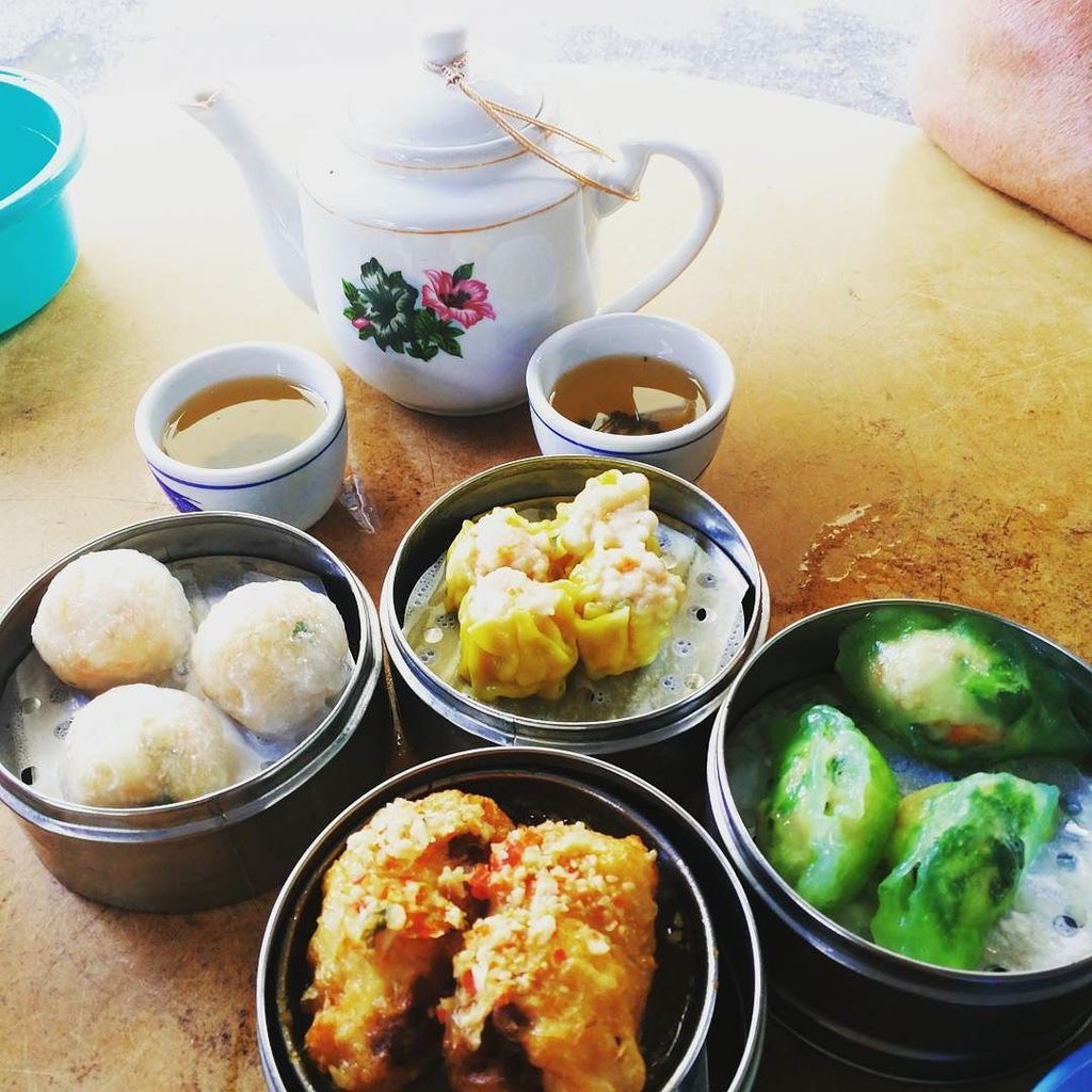 kiwisflythecoop's tweet photo. One of my favourite things for lunch #dimsims washed down with Chinese Tea #georgetown #penang #malaysia #foodiefa… https://t.co/e3aLEkOr8y https://t.co/nJok7s5uCG