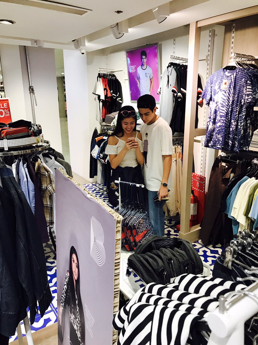 OFCMarcoCGallo's tweet photo. Ano kaya ung tinitingnan nila? Hmmmm https://t.co/Z4TfYFwJjv
