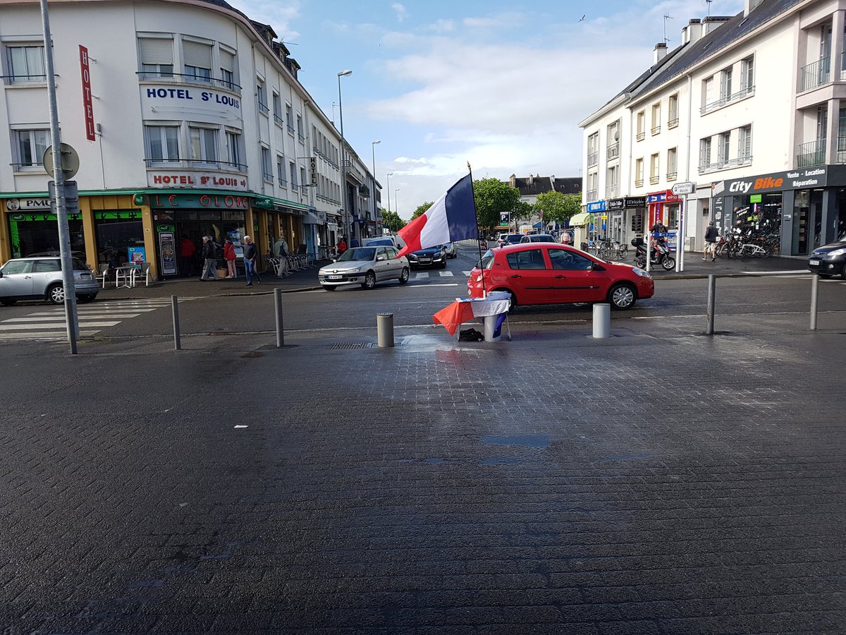 IndNazairiennes's tweet photo. Ce matin à Saint-Nazaire, les #Insoumis sont soumis à la météo. Seul le #FN est présent aux Halles.
cc @lioneldebraye @JClBlanchard https://t.co/Lj1vyVQLwP