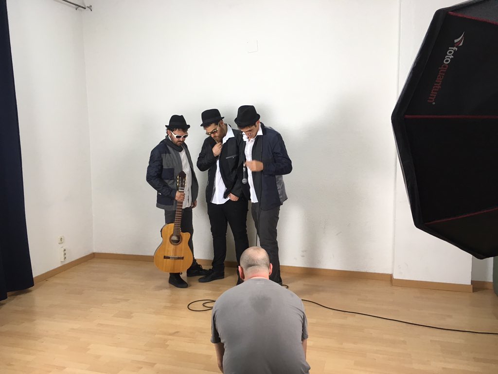 Rubén Hernández (@rutururu) on Twitter photo Preparando cosas fresquitas con <a href="/AlTranTranImpro/">Al Tran Trán</a> y el ojo mágico de <a href="/ConesaPhoto/">Diego.Conesa.Photo</a> #viviendoimprovisando Preparando cosas fresquitas con <a href="/AlTranTranImpro/">Al Tran Trán</a> y el ojo mágico de <a href="/ConesaPhoto/">Diego.Conesa.Photo</a> #viviendoimprovisando