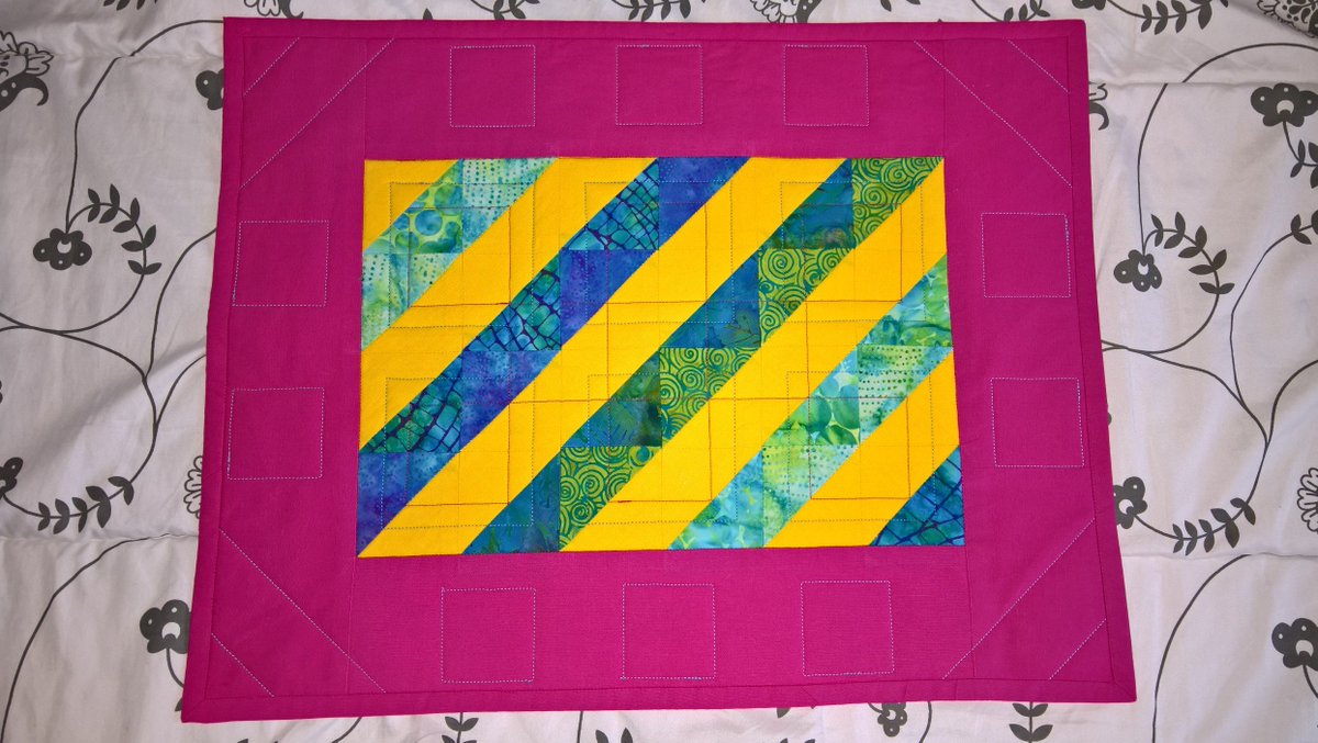 ZtoA_7's tweet photo. Centrotavola finito! Il quilting con @aurifil è un vero piacere! #quilting #sewing #handmade #aurifil #highqualitythreads #batiks https://t.co/94f6dmg9UJ