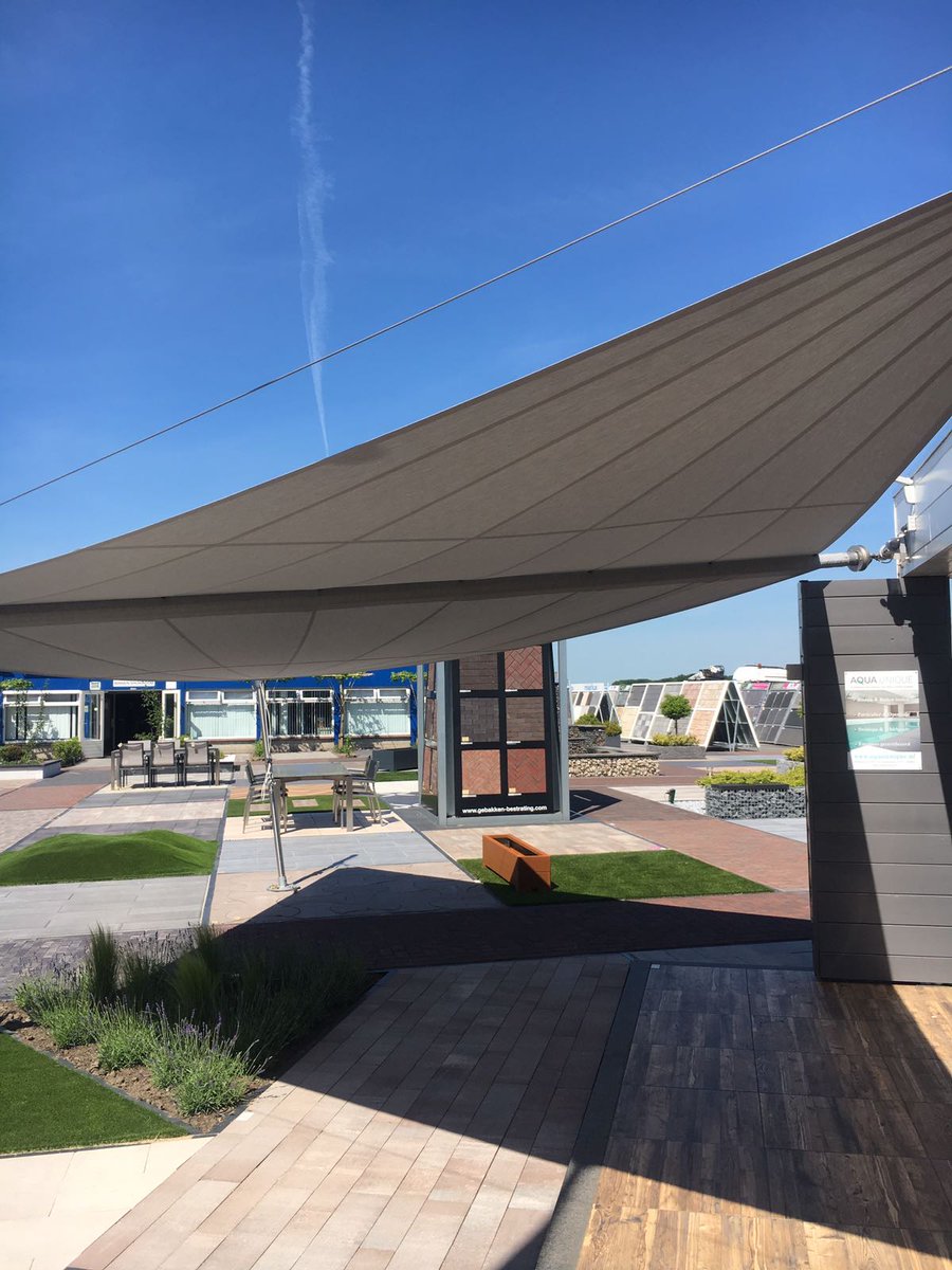 Wij hebben een prachtig oprolbaar zonnezeil mogen realiseren bij van der Heijden Sierbestrating​ in Wouw!