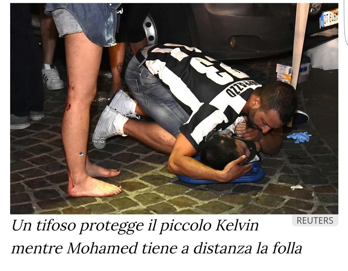 Diventerà una delle foto simbolo di questo 2017, il tifoso che protegge #Kelvin il bambino ferito di piazza San Carlo