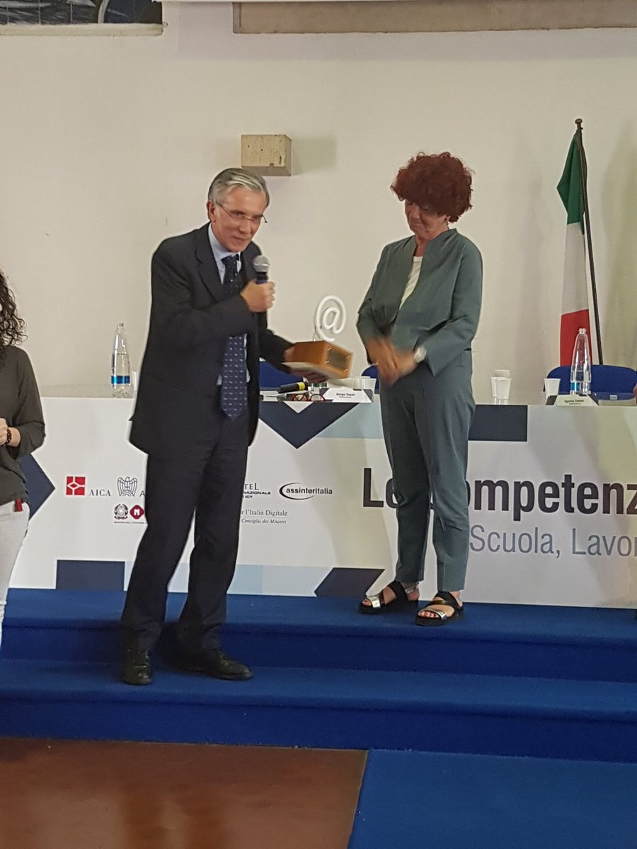 AssinterItalia's tweet photo. All'ITS "Steve Jobs" di Caltagirone il #premioscuola sull'Osservatorio #competenzedigitali 2017 consegnato dalla Ministra @valeriafedeli https://t.co/KR2QaGmHup