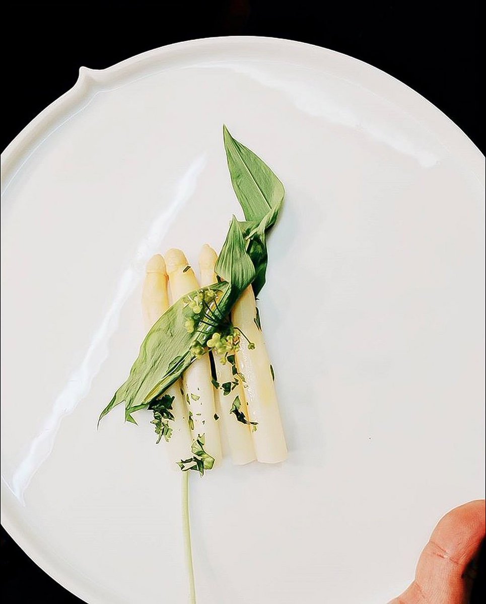 PierreEmSaubade's tweet photo. Creation @SYumaHashemi bouquet of White Asparagus, Wild Garlic and Grand Cru of Argan Oil  "Native" @native_oil #arganoil #gastronomy #chef https://t.co/WSi1zTQ4zF