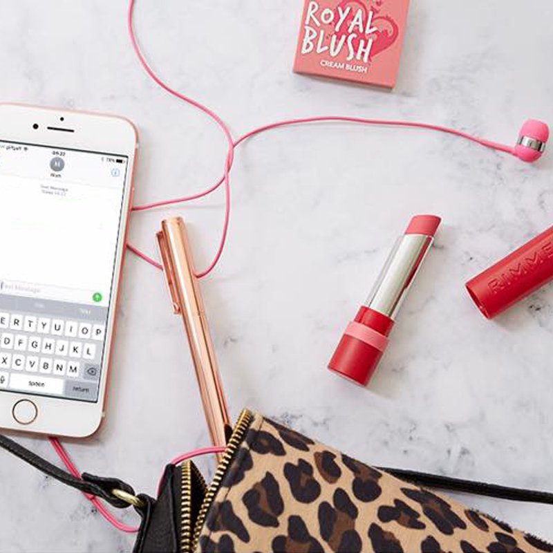 Rimmellondones's tweet photo. Los tonos rosáceos siempre son una apuesta segura para un #LondonLook natural. ¡Prueba el tono 200 de los #TheOnlyOneMatte https://t.co/gSAU7BCPF3