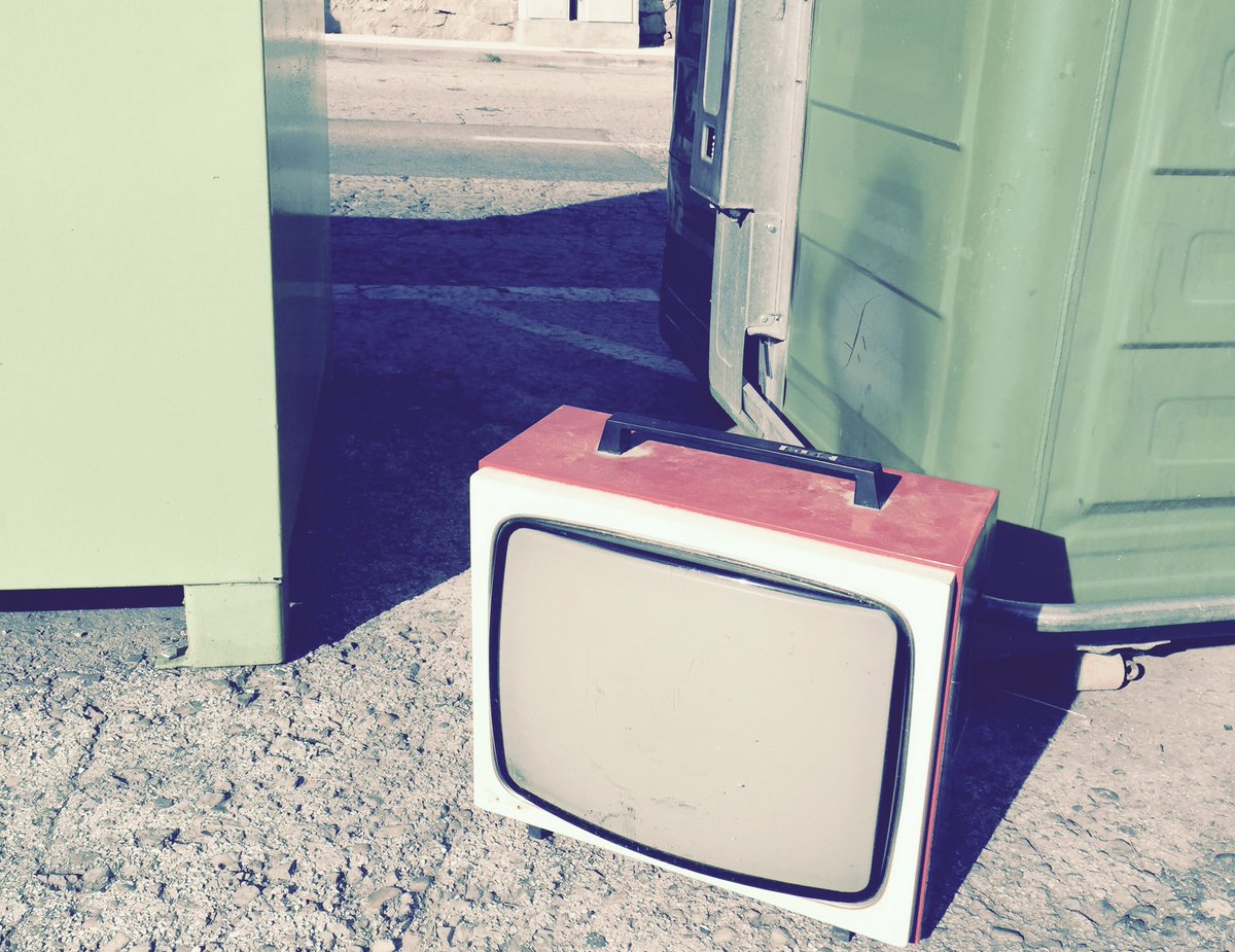 Vale que a todo el mundo no le gusta lo Vintage. Pero si te quieres deshacer de tu tele vieja, llévala al Punto Limpio
