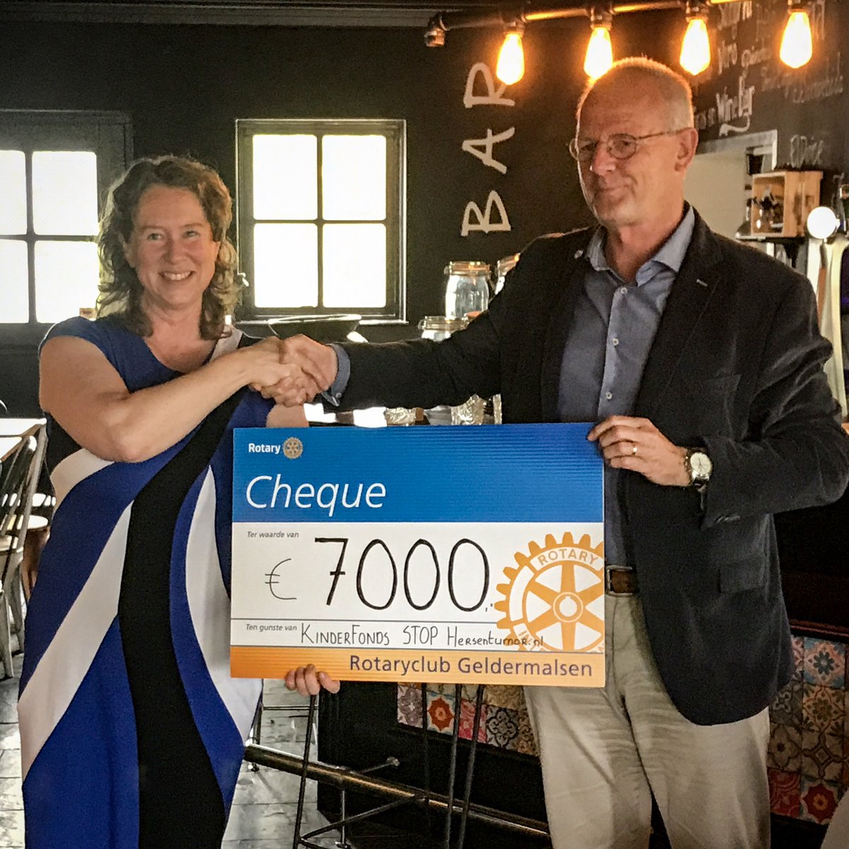 De opbrengst van het Groot Geldermalsen Dictee is door voorzitter Nick van den Hurk overhandigd aan de Kinderfonds STOPhersentumoren.nl