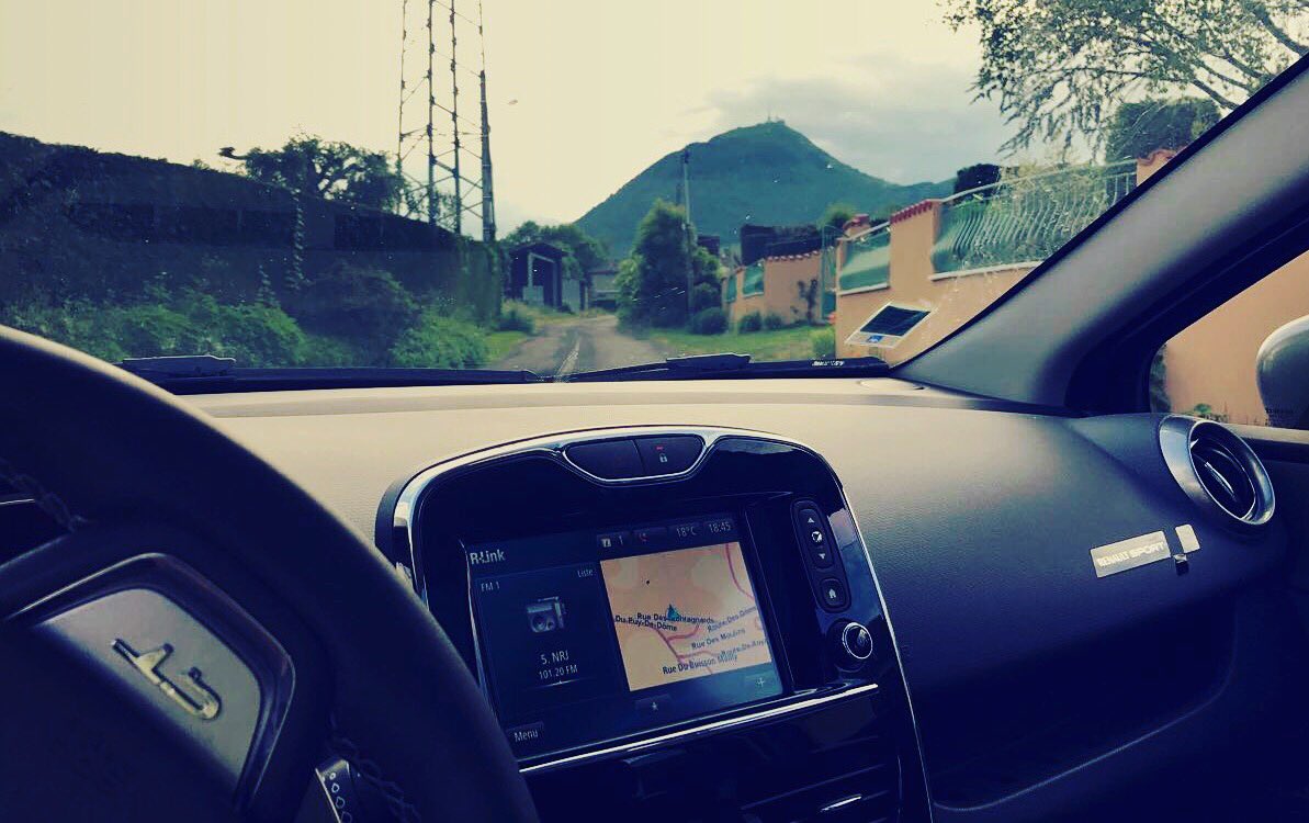 guills_'s tweet photo. Au lendemain de la victoire de l'@ASMOfficiel 💛💙
Ressourcement au pied du repère Auvergnats ⛰ au volant de ma @RenaultSport !🚗
#ClioGT #GT https://t.co/0jgXJ5b9Ph