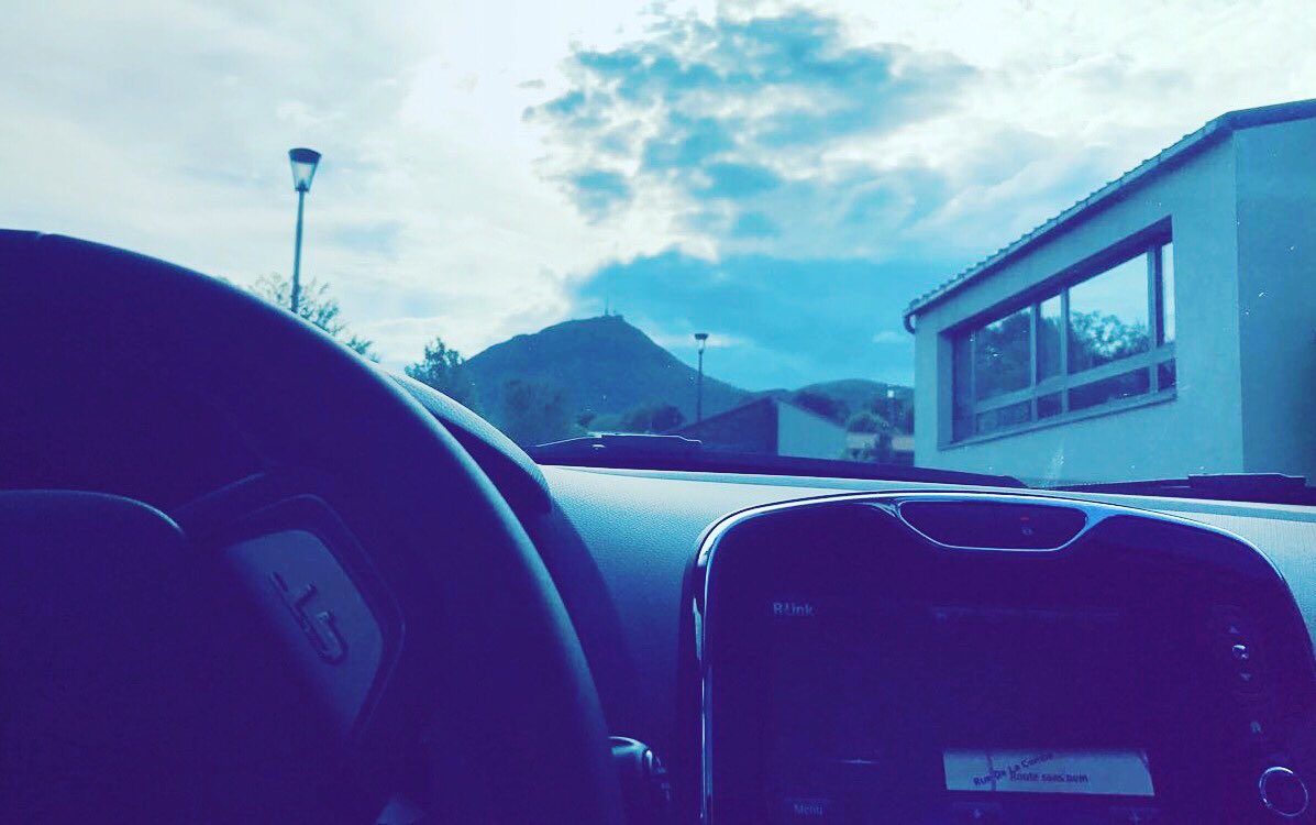 guills_'s tweet photo. Au lendemain de la victoire de l'@ASMOfficiel 💛💙
Ressourcement au pied du repère Auvergnats ⛰ au volant de ma @RenaultSport !🚗
#ClioGT #GT https://t.co/0jgXJ5b9Ph