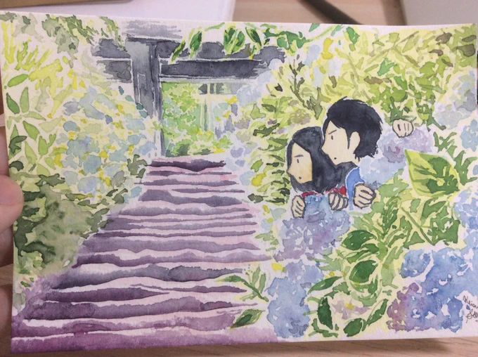 今月は妻の誕生日。毎年、結婚記念日と誕生日に絵をプレゼントしています。今年はお祝いに2人で鎌倉の紫陽花を見に行く事になりましたので、紫陽花に思いを馳せて、見に行った挙句に紫陽花になる2人を描きました。あとやっぱりケーキ食べてます。 