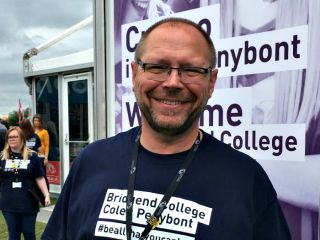 Fe wnaeth ein Pennaeth <a href="/spirotte/">Simon Pirotte OBE (he/him/ef)</a> cael ei ysbrydoli i ddysgu Cymraeg er mwyn gwneud y fwyaf o <a href="/EistUrdd2017/">Eisteddfod Urdd 2017</a> goo.gl/drAuBi #cymraeg