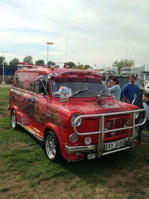 TheWhiteVanCam's tweet photo. An Old School style customised #FordTransit from @Truckfest_Live in #Peterborough a couple of years back...
#NiceVan https://t.co/6s5puDgahn