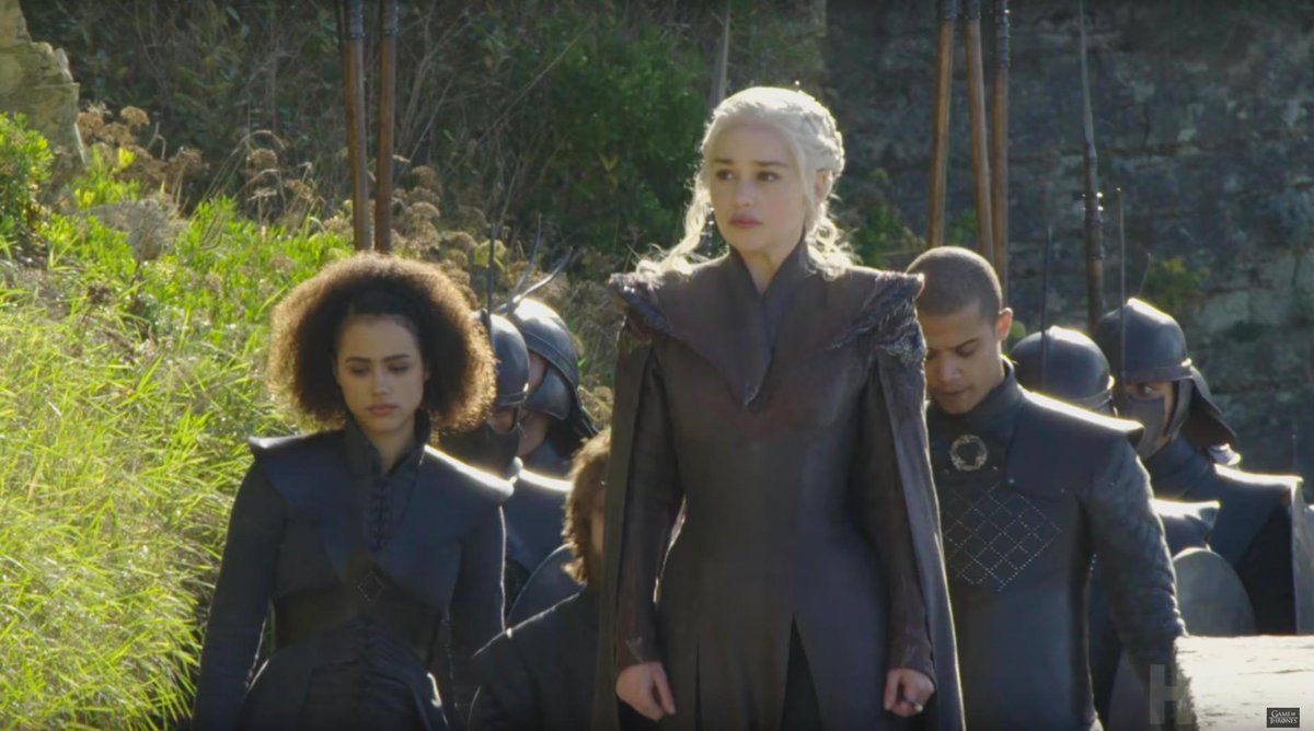 Gameofthronesjp ティリオンが歩く浜辺は予告編でデナーリスが触れていたドラゴンストーンの浜辺でしょう 3番目の写真でデナーリスの後ろにティリオンがいます で予告編で メリサンドルと思われる人物が上から眺めている一行の2番目の人物は背が低いよう