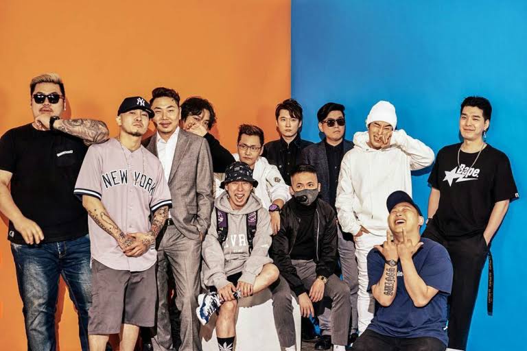 YOUNGGIFTEDWACK's tweet photo. 로보토미가 9, 10, 13번 트랙에 프로듀싱과 랩으로 참여한 오버클래스의 10주년 기념 앨범 [Collage 4]가 발매됐습니다. 영기획은 로보토미를 위해 마스크를 협찬해 주었습니다. 😷#overclass #collage #lobotome #ㄹㅂㅌㅁ https://t.co/vQZKNBkJtU
