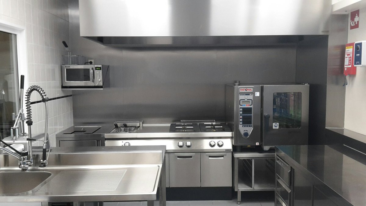 Nieuwe keuken om alle PolderGoud producten iedere dag te koken, bakken, frituren, pureren, poffen, stampen,... Heerlijk.