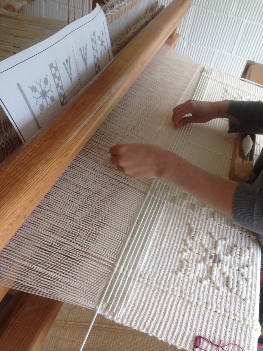 mariadenilo's tweet photo. Bucle a bucle...o proceso de tecido manual da colcha do espazo deseñado por @cenlitros para @GrupoFinsa en @CasaDecor https://t.co/NqesN1rmeX