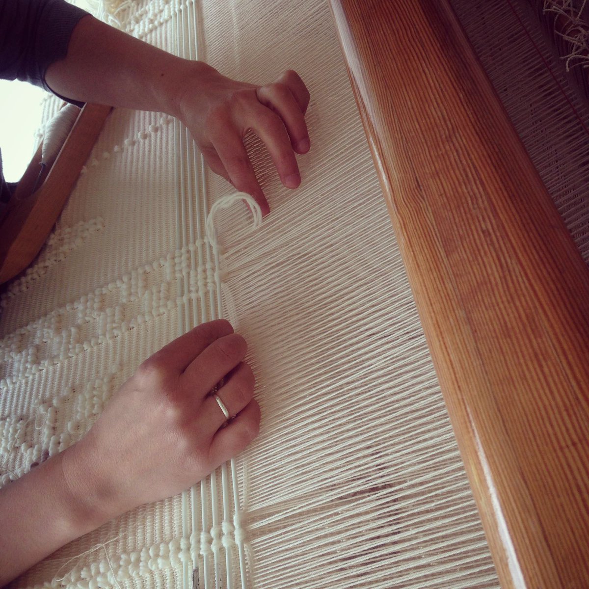mariadenilo's tweet photo. Bucle a bucle...o proceso de tecido manual da colcha do espazo deseñado por @cenlitros para @GrupoFinsa en @CasaDecor https://t.co/NqesN1rmeX